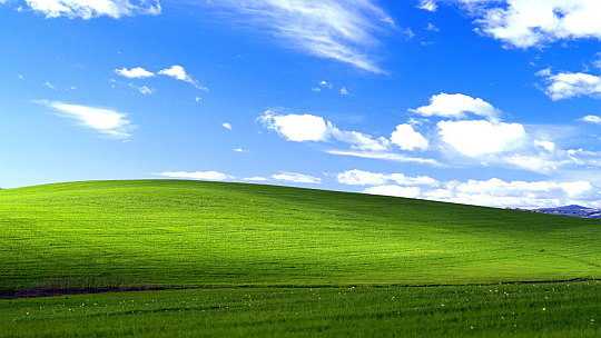 Windows XP標準壁紙『Bliss（草原）』― 青い空と白い雲、緑の丘陵が広がる風景